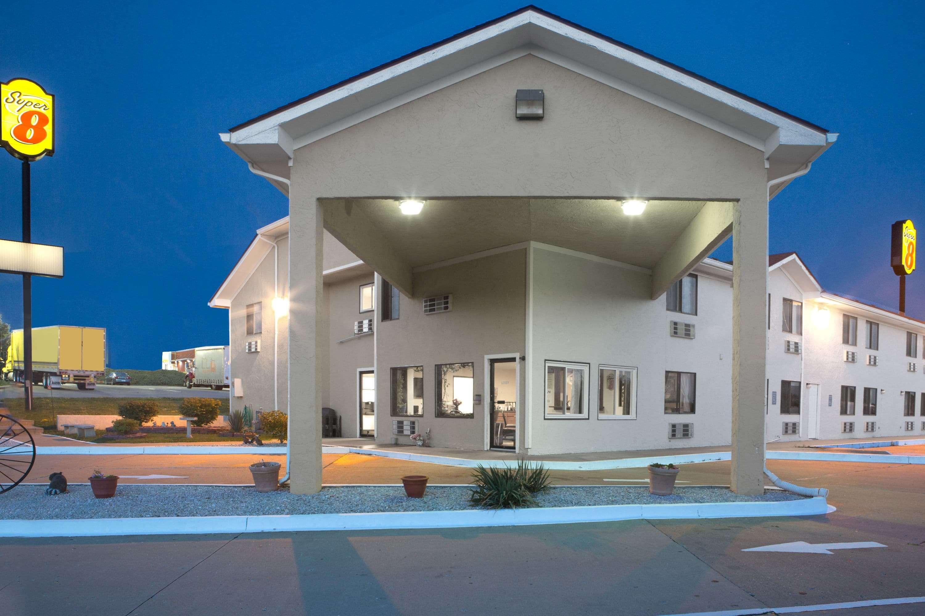 Super 8 By Wyndham Boonville Bagian luar foto
