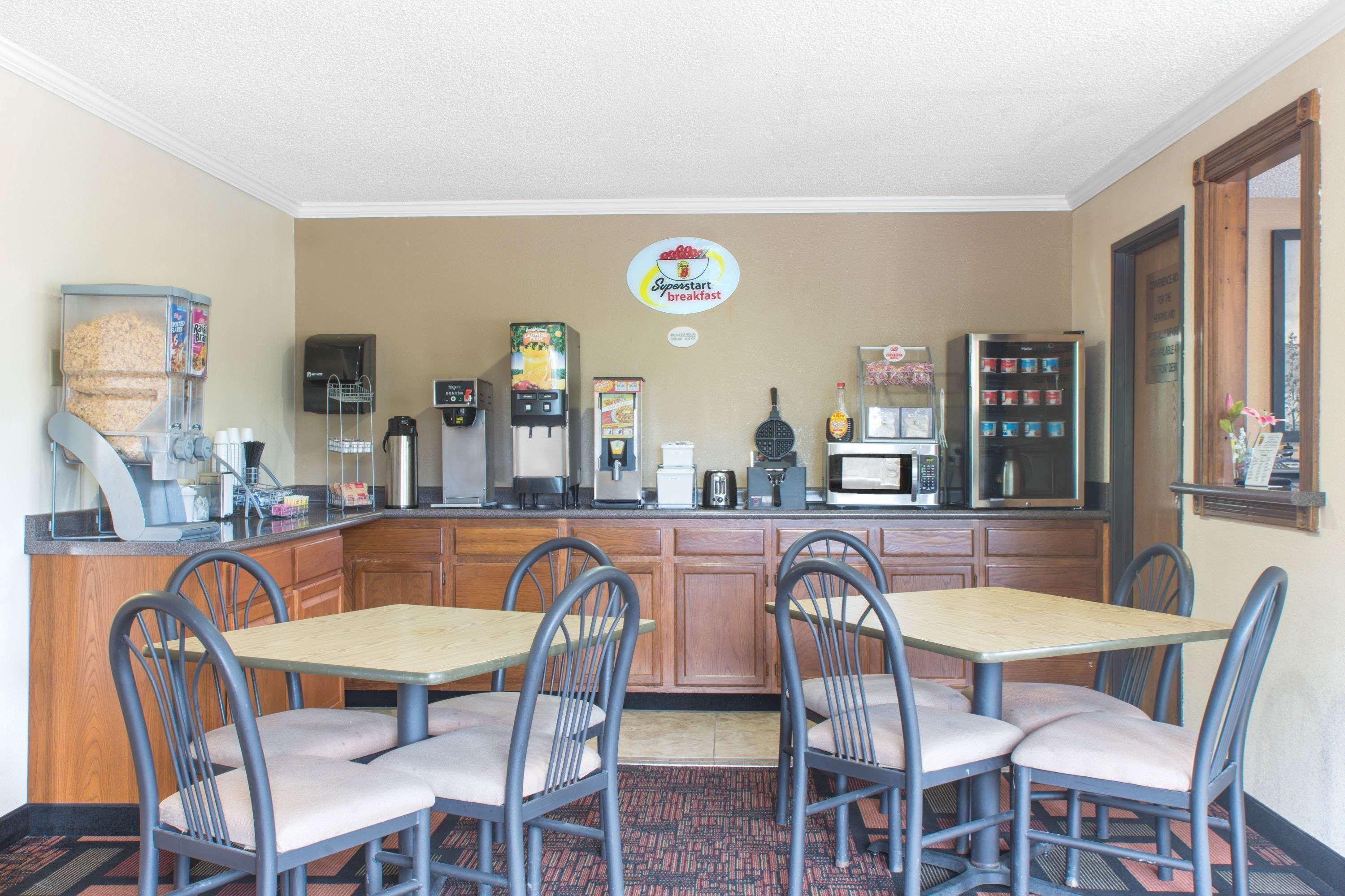Super 8 By Wyndham Boonville Bagian luar foto