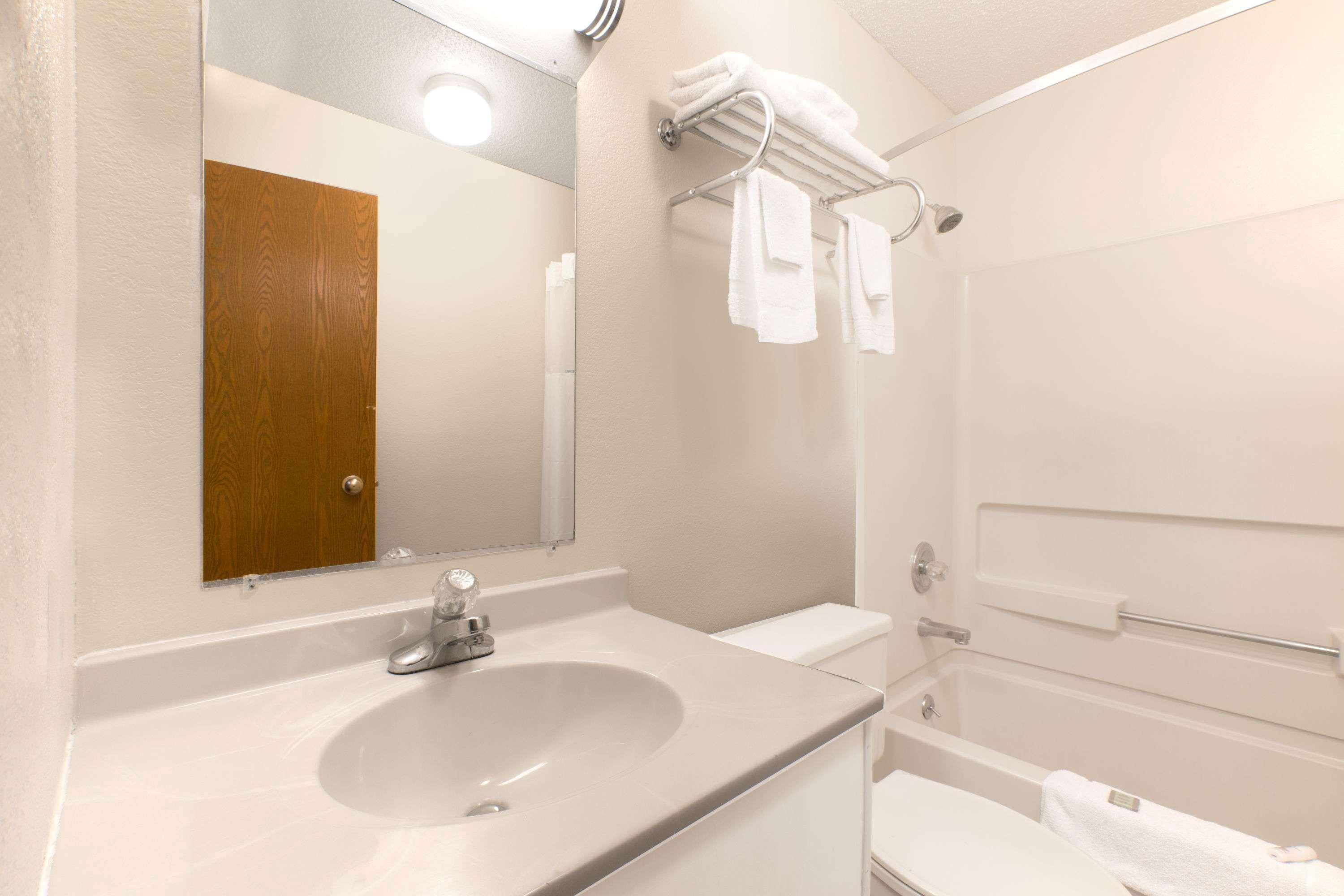Super 8 By Wyndham Boonville Bagian luar foto